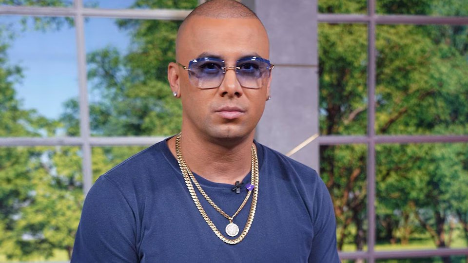 Wisin regresa a sus raíces y revive el perreo de los 2000 con “El Sobreviviente WWW”