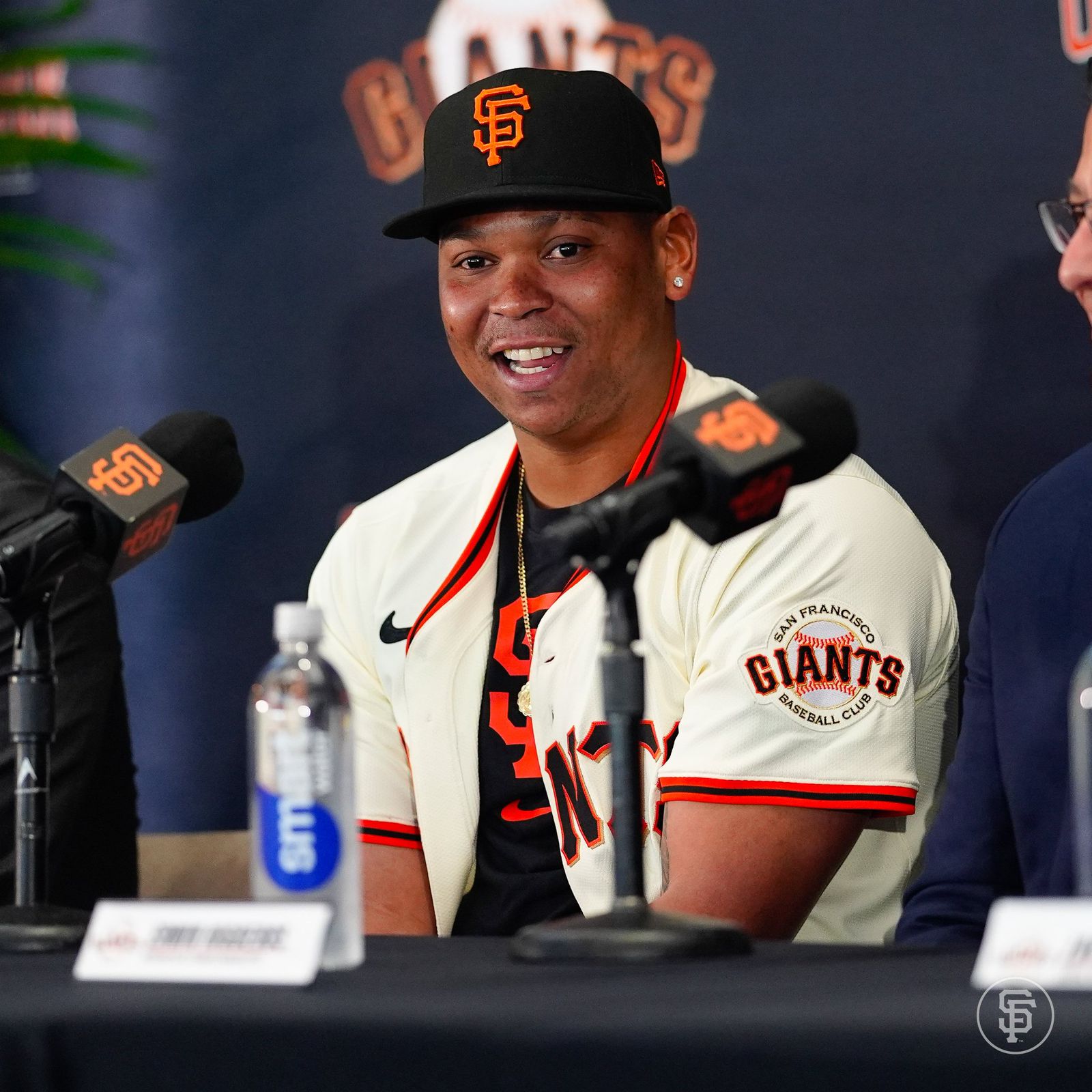 Rafael Devers llega a San Francisco para integrarse a los Gigantes