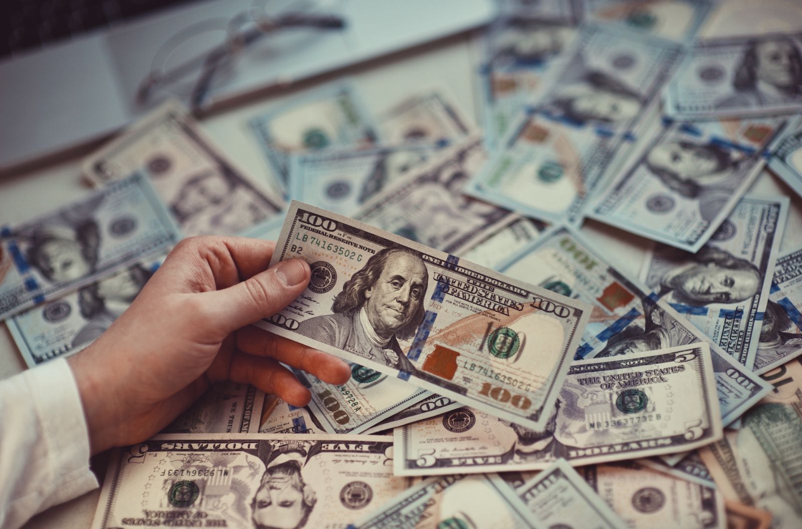 Dólar se cotiza por encima de los RD$60 en bancos comerciales