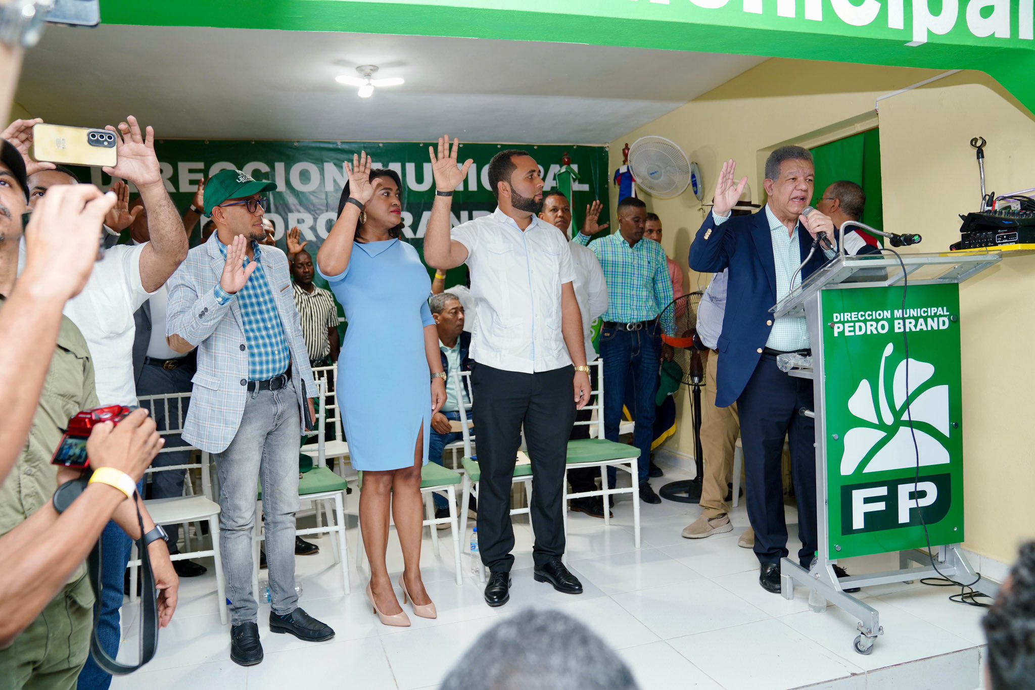 Regidor del PRM Enmanuel Gálvez y otros dirigentes se juramentan en la Fuerza Del Pueblo con Leonel Fernandez