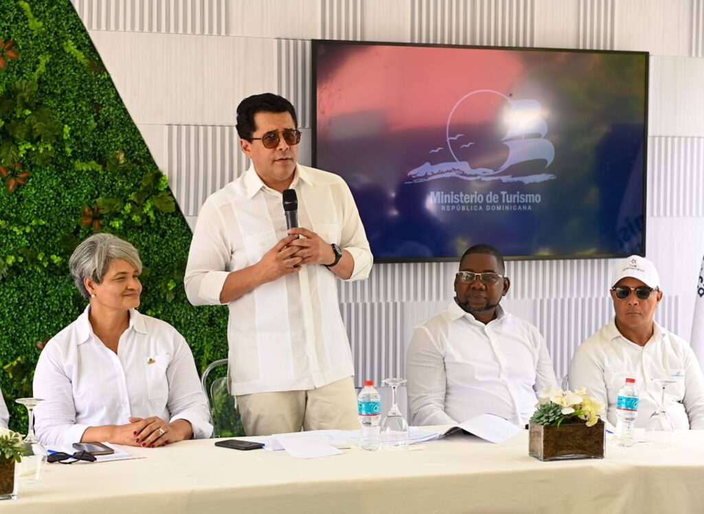 David Collado entrega renovada Plaza Marcelino Marte “Canito” en Guayacanes