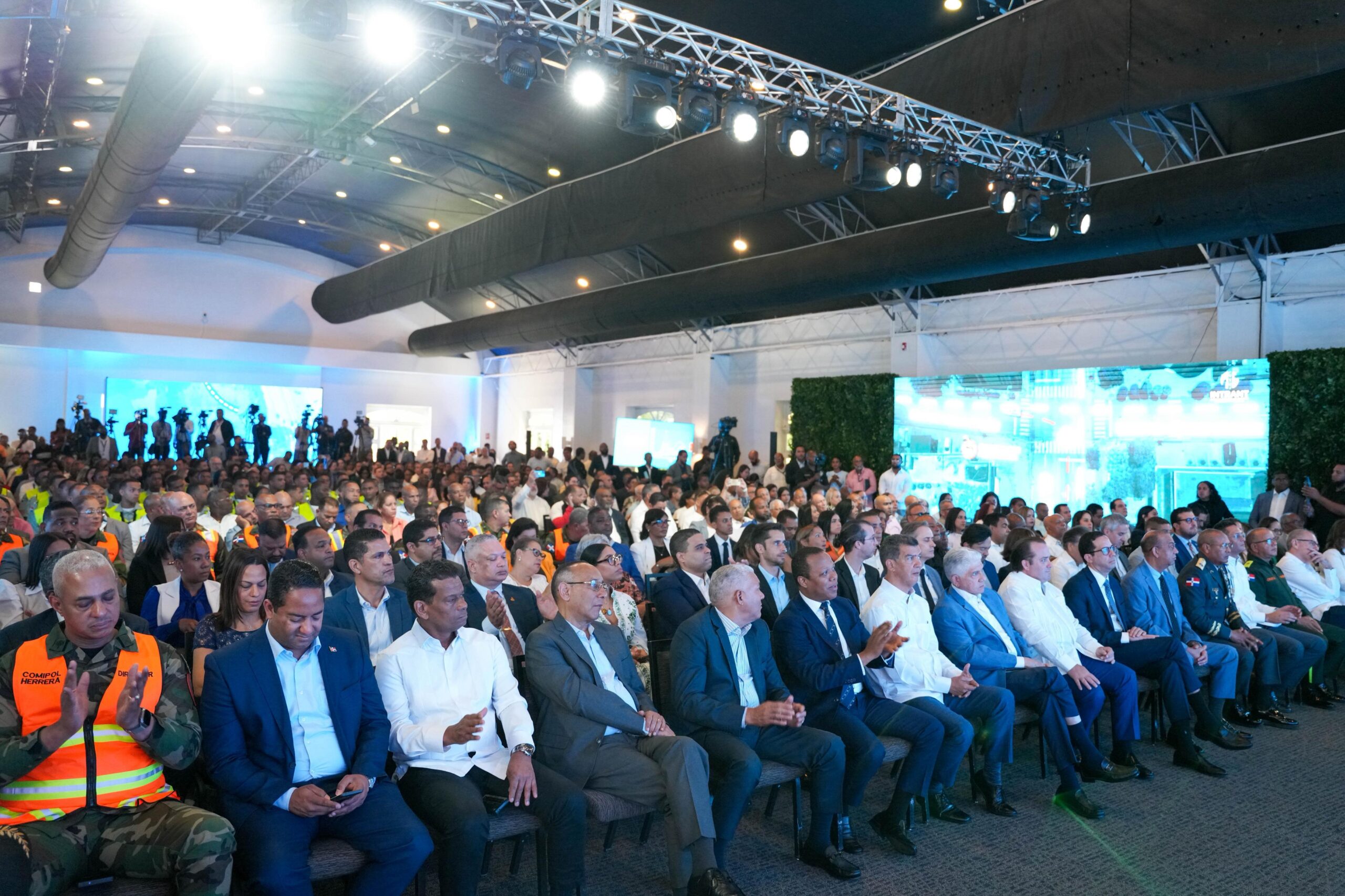 Gobierno modifica horario de instituciones públicas para mejorar el tránsito en Santo Domingo