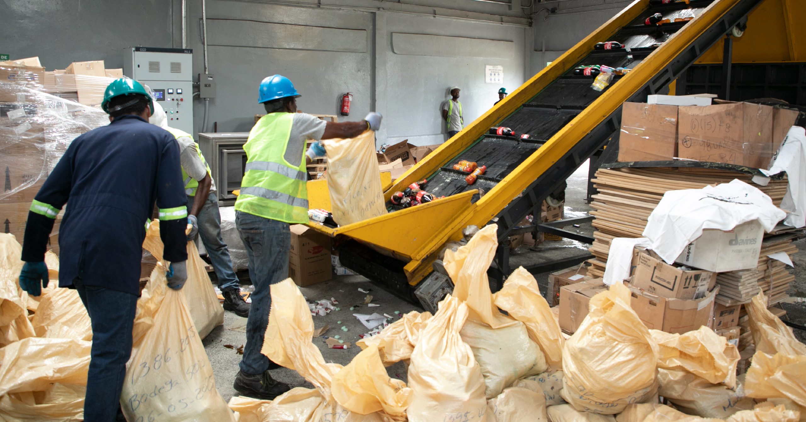 Retiran e incineran miles de productos vencidos y oxidados de diferentes establecimientos