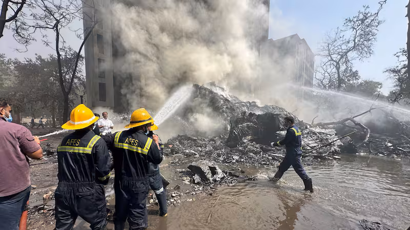 Tragedia avión con 242 personas se estrella tras despegar y cae sobre residencia de médicos, dejando decenas de muertos