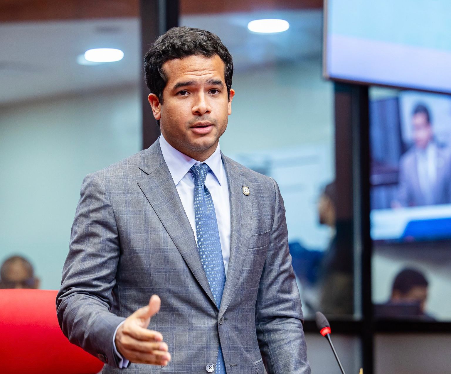 Omar Fernández advierte sobre posibles efectos económicos del conflicto entre Israel e Irán en República Dominicana