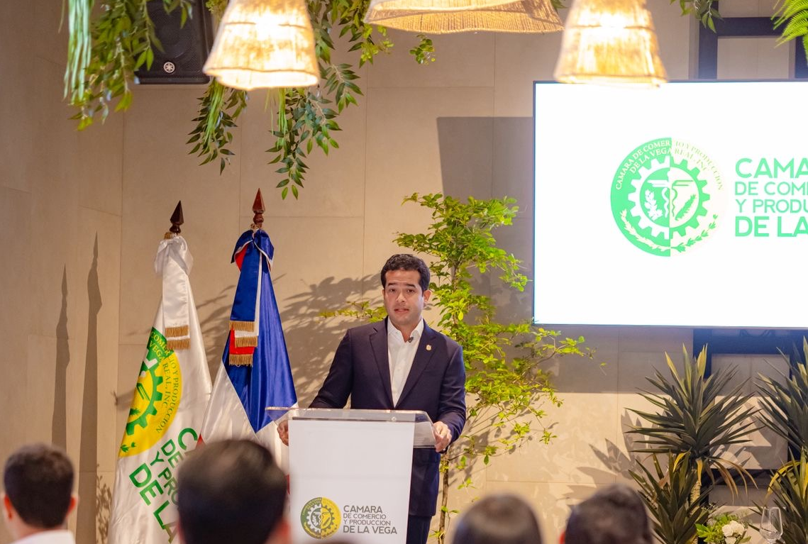 Omar Fernández presenta su agenda legislativa a sectores productivos de La Vega