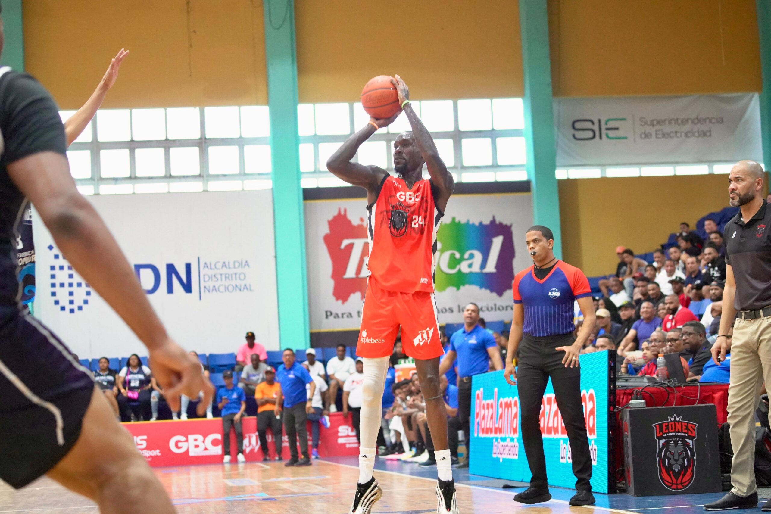 Trahson Burrell comanda sexto triunfo seguido de Leones
