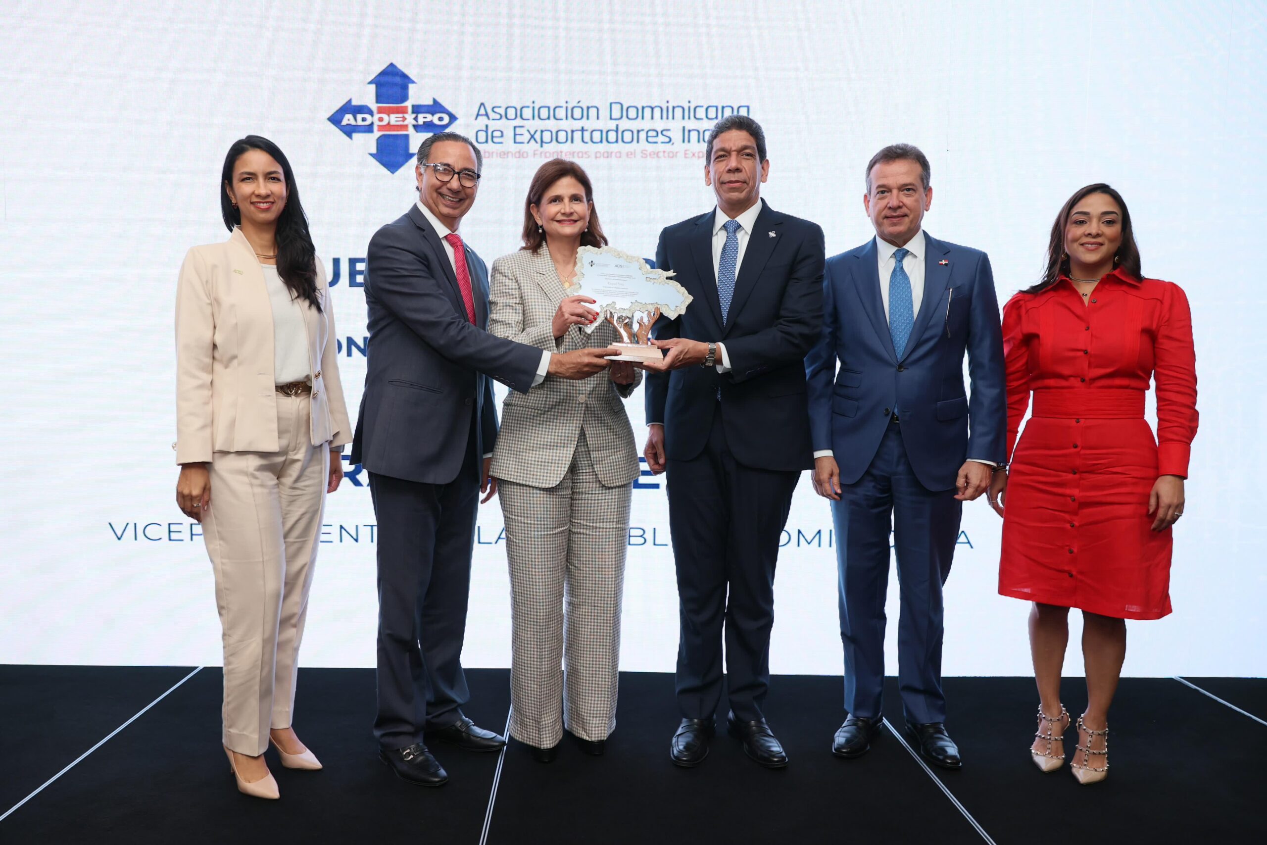 “Queremos que las mujeres del Cibao lideren con fuerza”, afirma Raquel Peña ante empresarios y exportadores