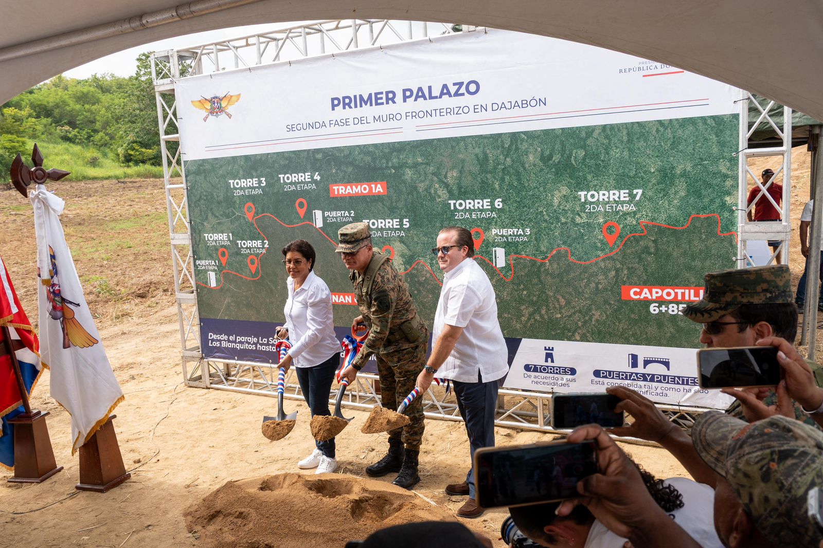 Ministros de la Presidencia y de Defensa dan primer palazo para iniciar segunda fase de la verja perimetral fronteriza en Dajabón