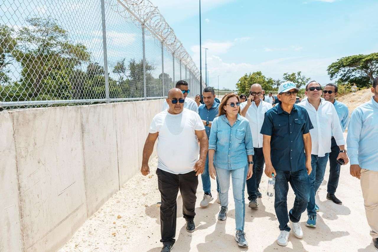 Carolina Mejía respalda verja fronteriza con Haití y plantea un “muro económico y ecológico”