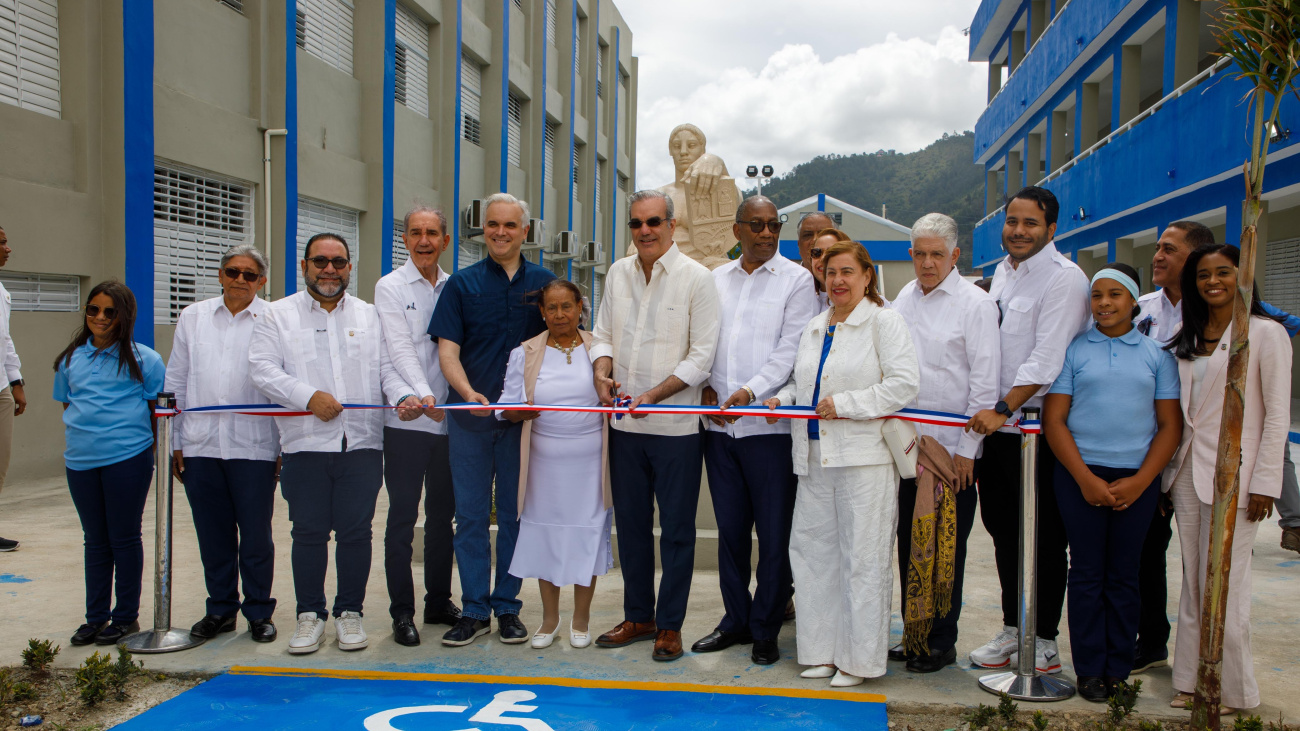 Presidente Abinader inaugura Liceo Experimental y subcentro de la UASD, que beneficiará 1,235 estudiantes, en Constanza
