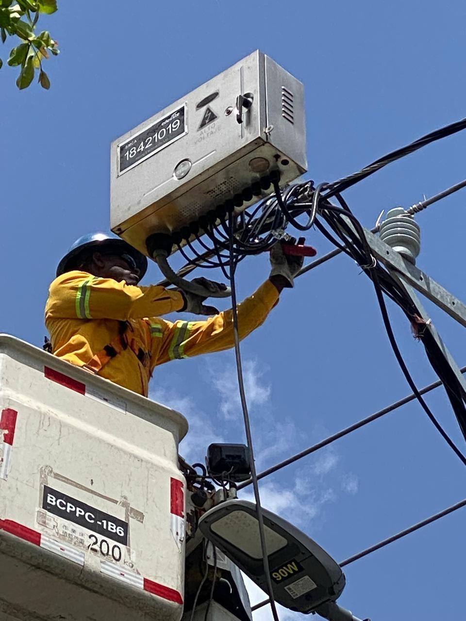 Edeeste continúa desmantelando conexiones ilegales en sectores del Distrito Nacional y SDE