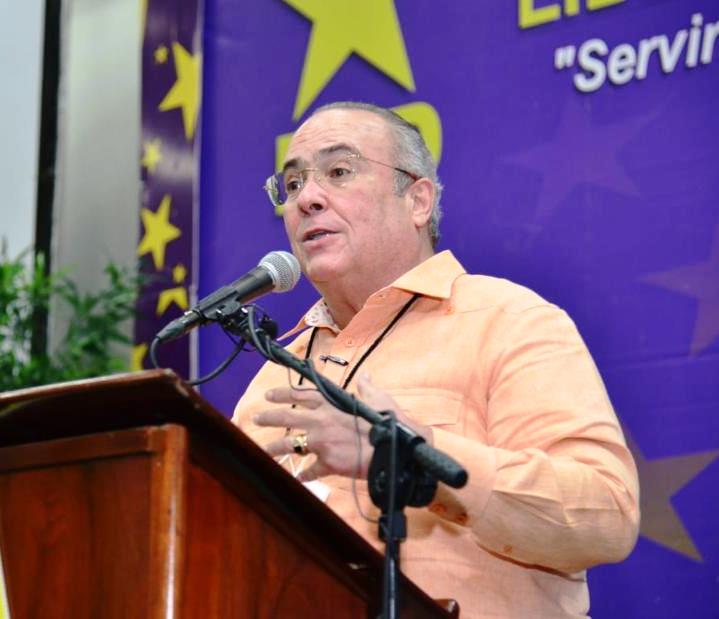 Charlie Mariotti acusa al PRM de improvisación y fracaso en la gestión educativa