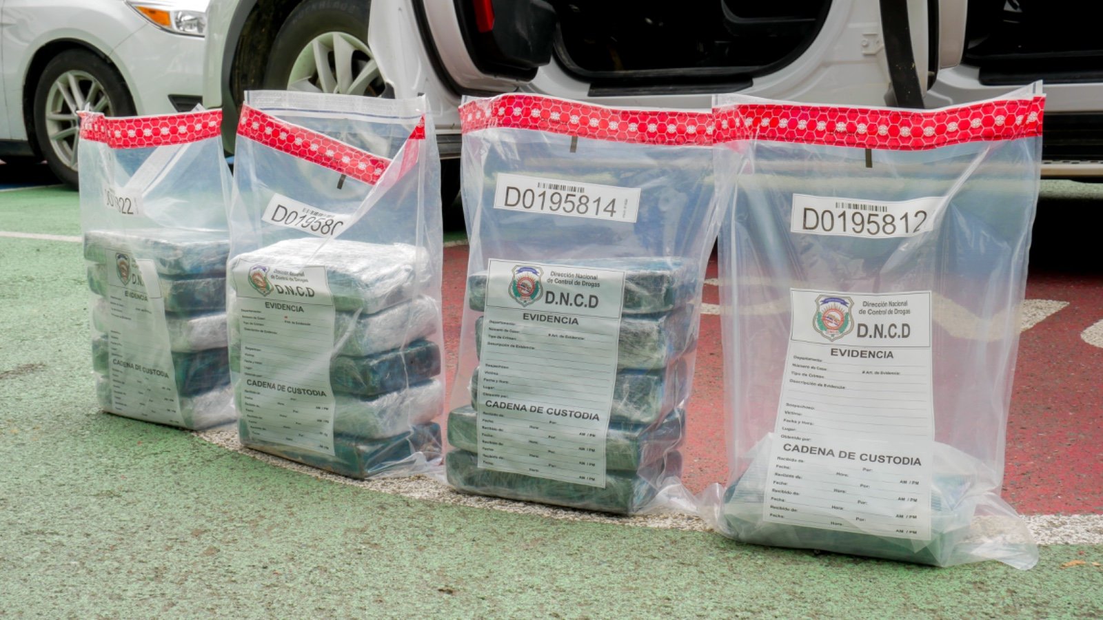 Autoridades incautan 200 paquetes de presunta cocaína en operativo en Boca Chica