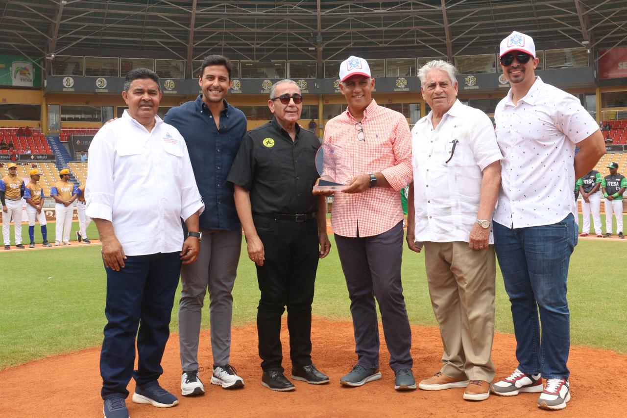 Stanley Javier, emocionado por la dedicación de la cuarta versión de la Liga de Béisbol Universitario