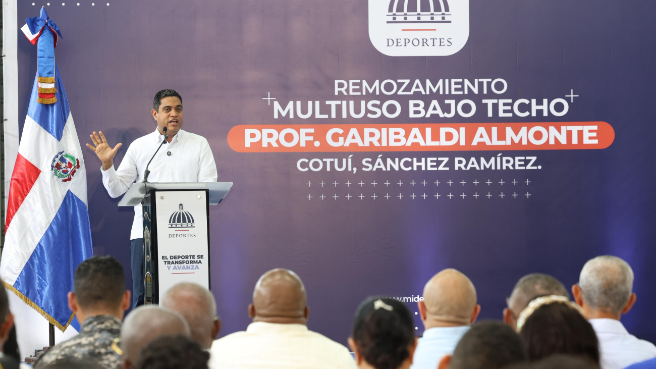 Ministro Kelvin Cruz entrega remozado el multiuso Garibaldi Almonte de Cotuí