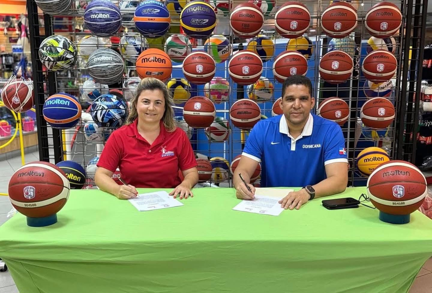 Rafael Uribe y María Dolores Vicente rubrican acuerdo que mantendrá a Molten como el balón oficial del baloncesto dominicano
