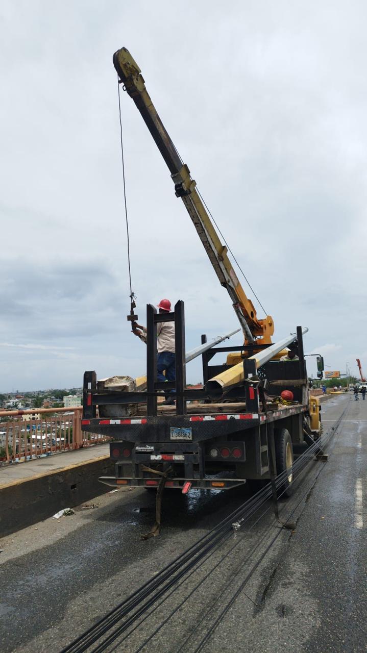 CUED y Obras Públicas coordinarán reposición de postes eléctricos en el Puente de la 17
