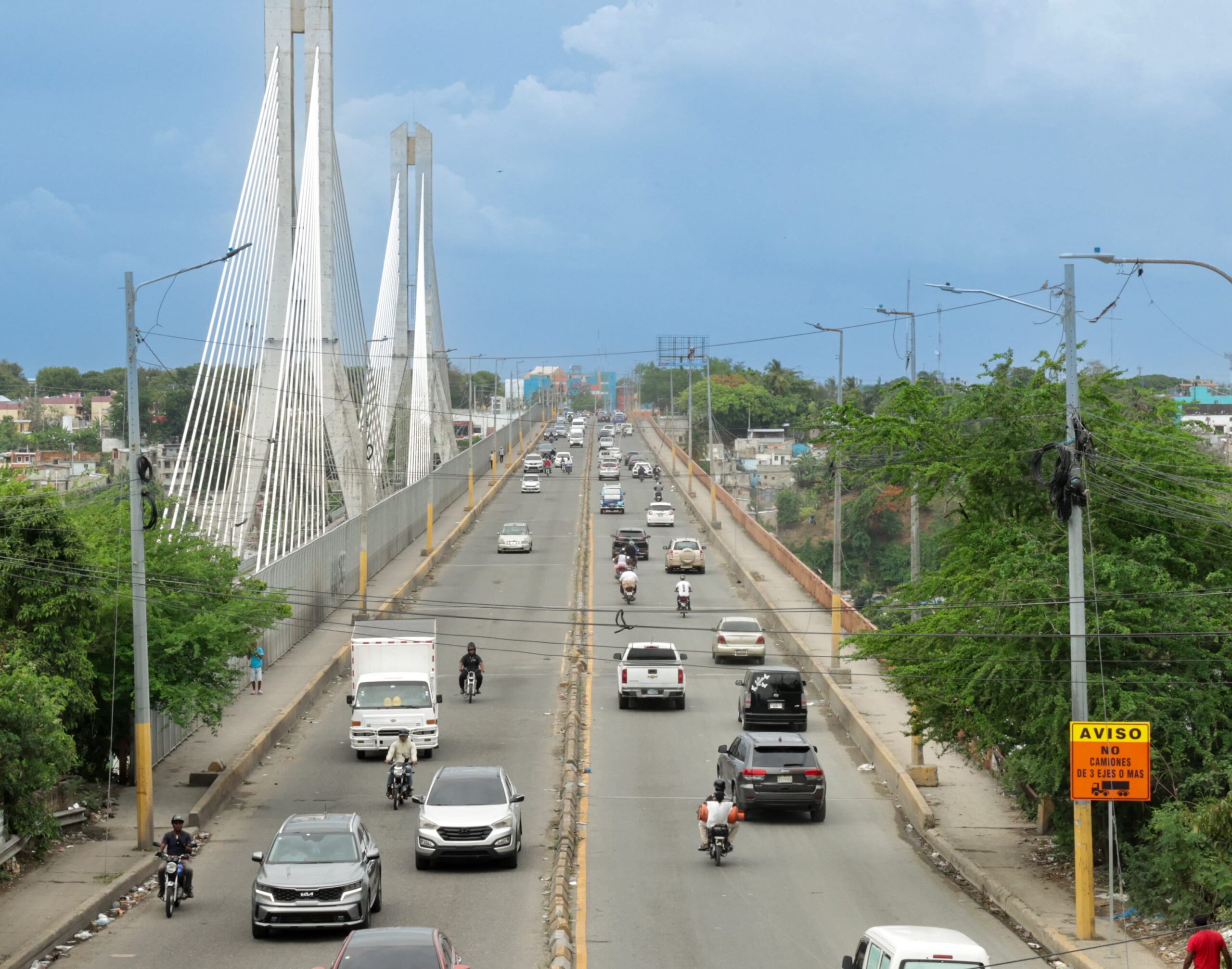 TRÁNSITO RESTABLECIDO EN PUENTE DE LA 17 TRAS INCIDENTE CON POSTES DE ILUMINACIÓN