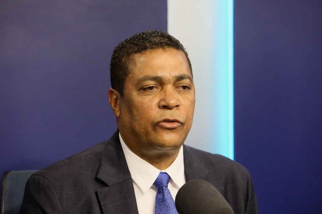 Víctor D’Aza asoma en el radar político tras revelar aspiración presidencial