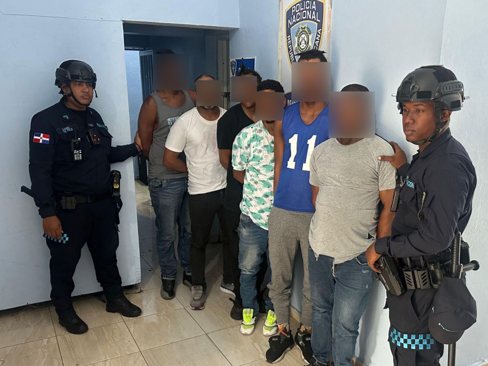 Policía Nacional apresa a seis motociclistas por agresión a vehículo en plena vía pública; investigan circunstancias del hecho
