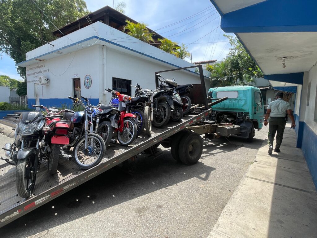 PN retiene 20 motocicletas y detiene a 12 personas sorprendidas en flagrante delito durante carreras clandestinas y maniobras temerarias en SPM