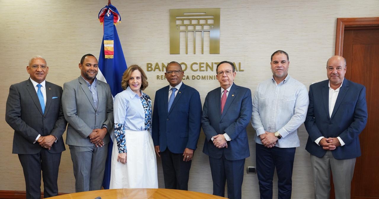 Gobernador Valdez Albizu recibe a la directiva CODIA para analizar la economía dominicana y sus perspectivas
