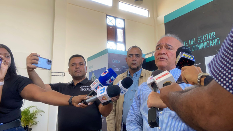 Autoridades prometen reparar drenaje, mejorar agua potable y sumar 50 autobuses en Ciudad Juan Bosch