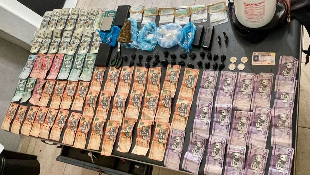 DICRIM y Ministerio Público ejecutan allanamiento en Jánico; detienen a hombre y ocupan drogas, dinero, objetos ilícitos y motocicletas