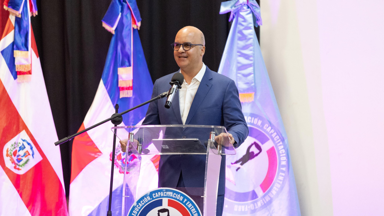 Director del IDAC presenta beneficios del transporte aéreo a miembros de la FARD