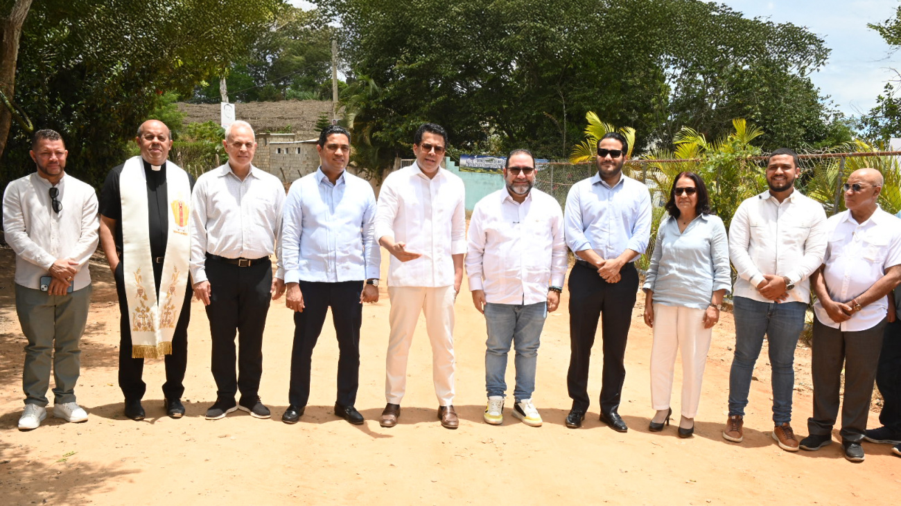Ministro de Turismo deja iniciada reconstrucción de vía de acceso en Jumunuco, Jarabacoa