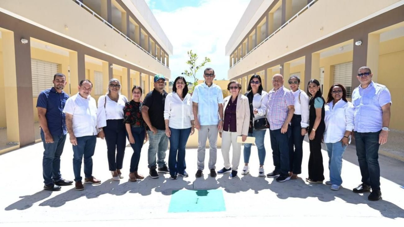 Ministro de Trabajo reitera compromiso presidencial con obras en Hermanas Mirabal