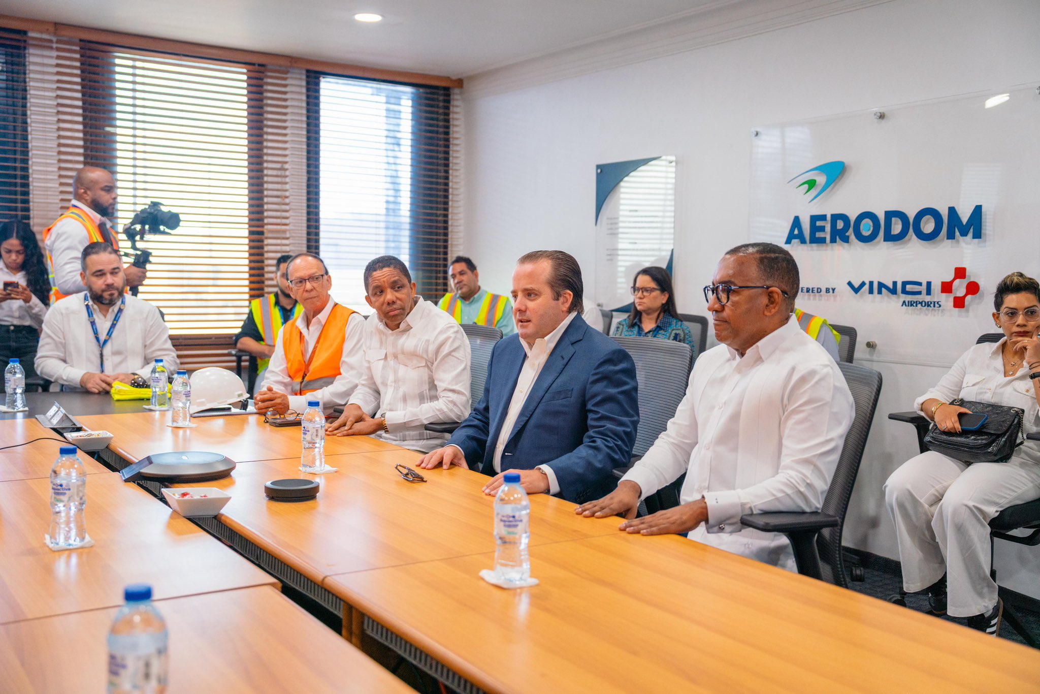 Ministro de la Presidencia y Departamento Aeroportuario supervisan avances en ampliación del AILA