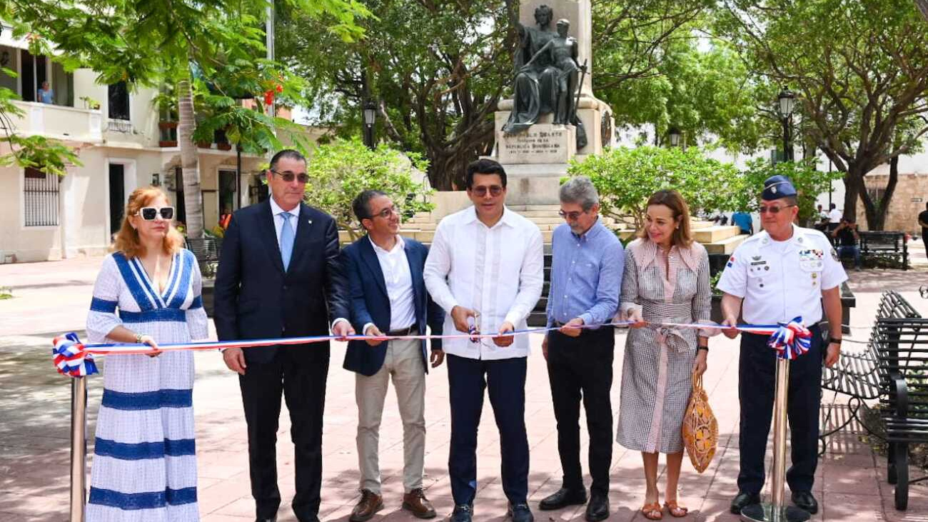 Ministro de Turismo reinaugura el parque Duarte y deja abierta la icónica calle Las Mercedes en Ciudad Colonial