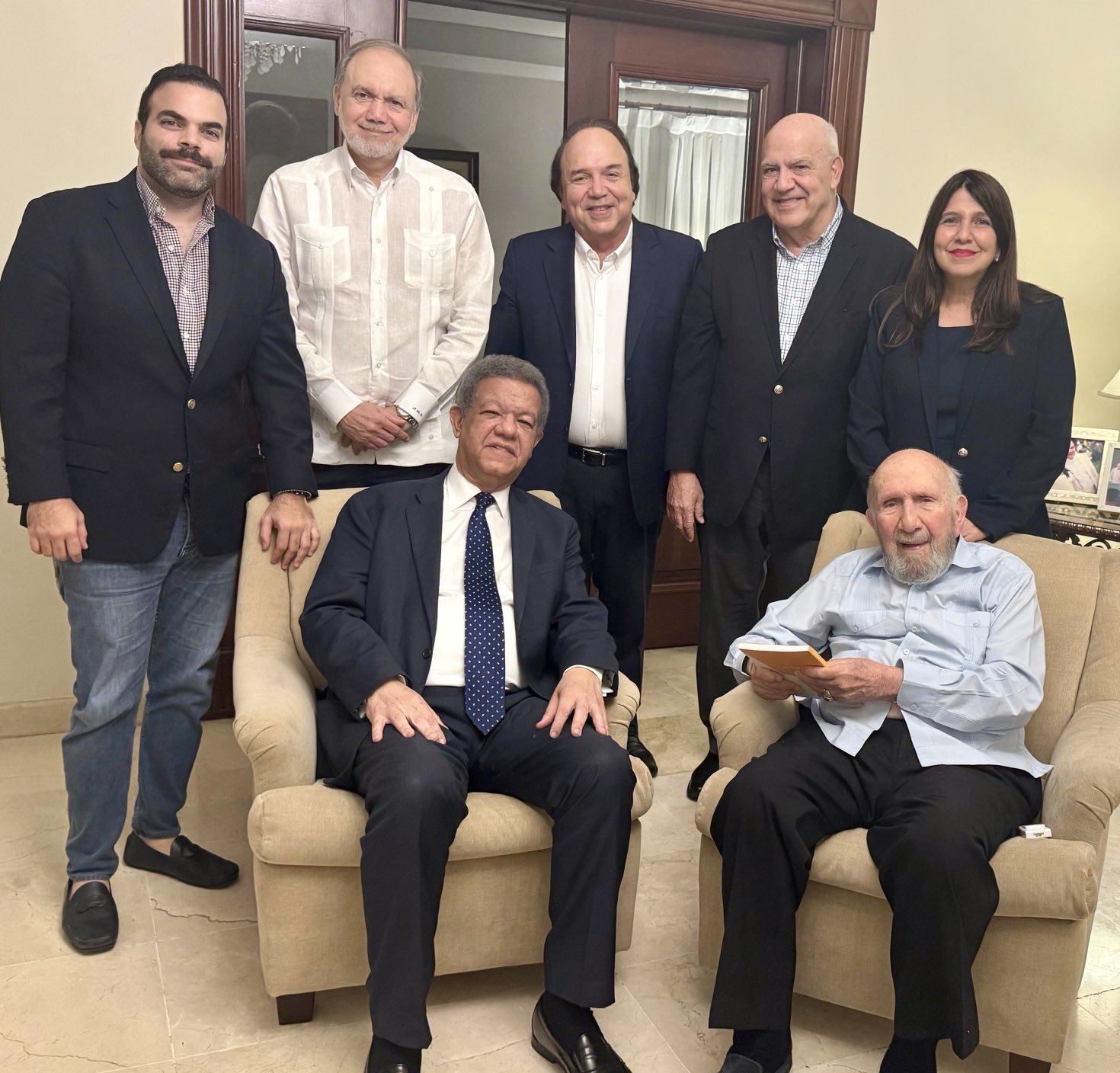 Leonel Fernández Visita a Vincho Castillo en vísperas de su 94° cumpleaños