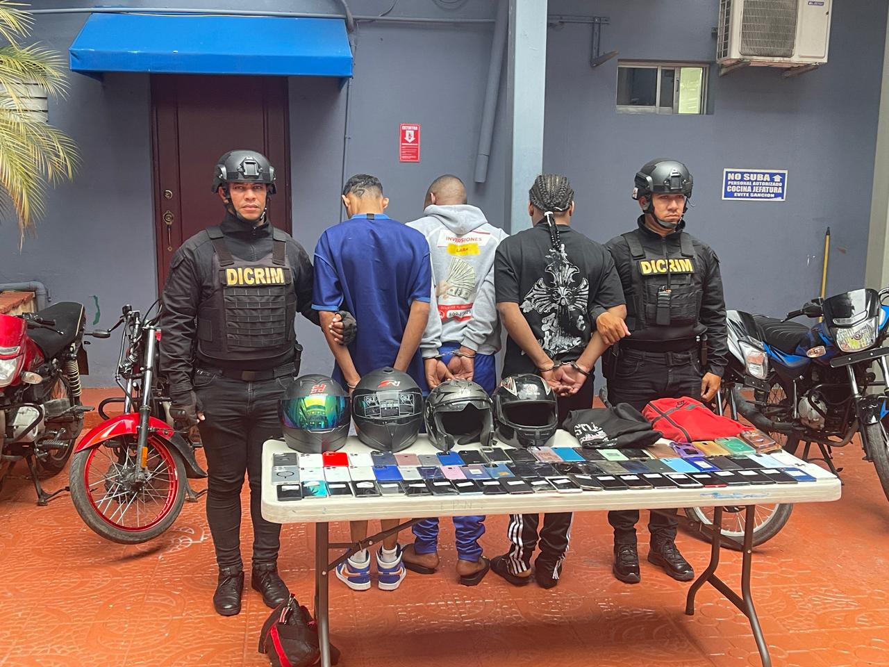 Policía Nacional desmantela peligrosa banda de atracadores y arrebatadores de celulares en SDO; ocupan más de 60 celulares y varias motocicletas