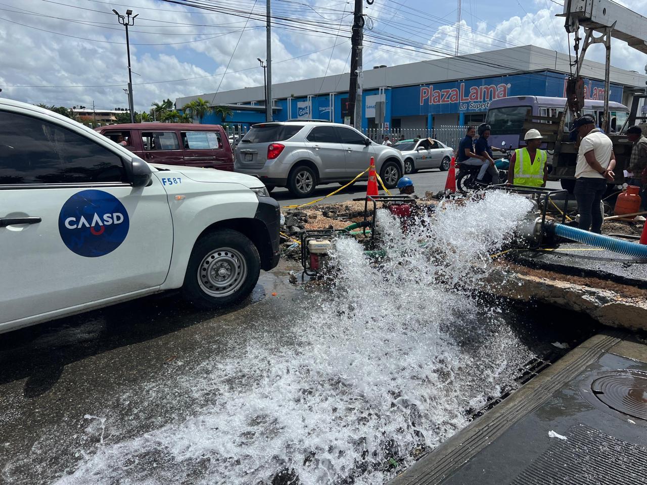 CAASD trabaja corrección de avería en avenida Máximo Gómez esquina Nicolás Ovando, DN