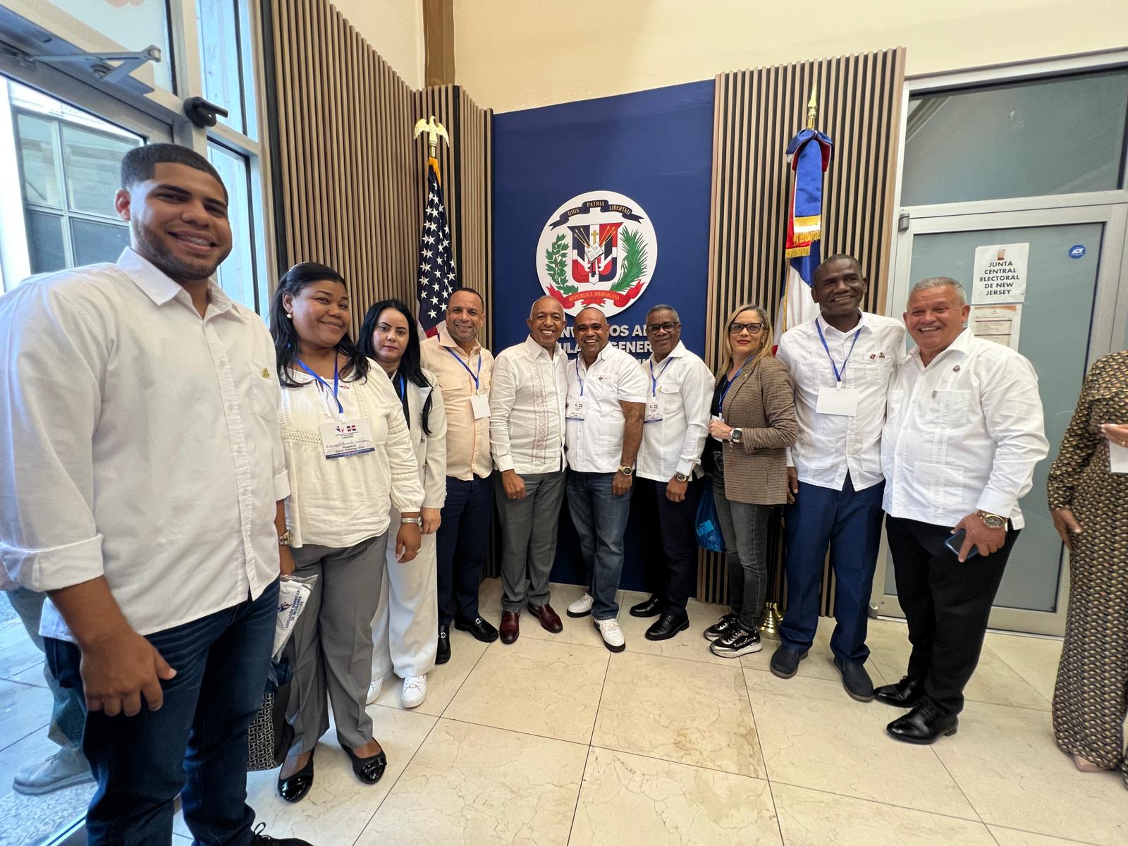Cónsul José Santana recibe Asociación Dominicana de Regidores.