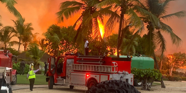 Incendio afecta villas de Caletón en Cap Cana; autoridades confirman que no hubo heridos