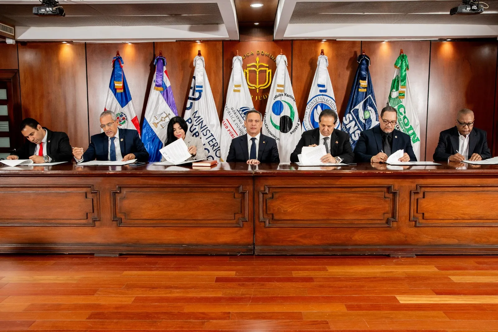 Instituciones acuerdan implementar justicia terapéutica y de reinserción social