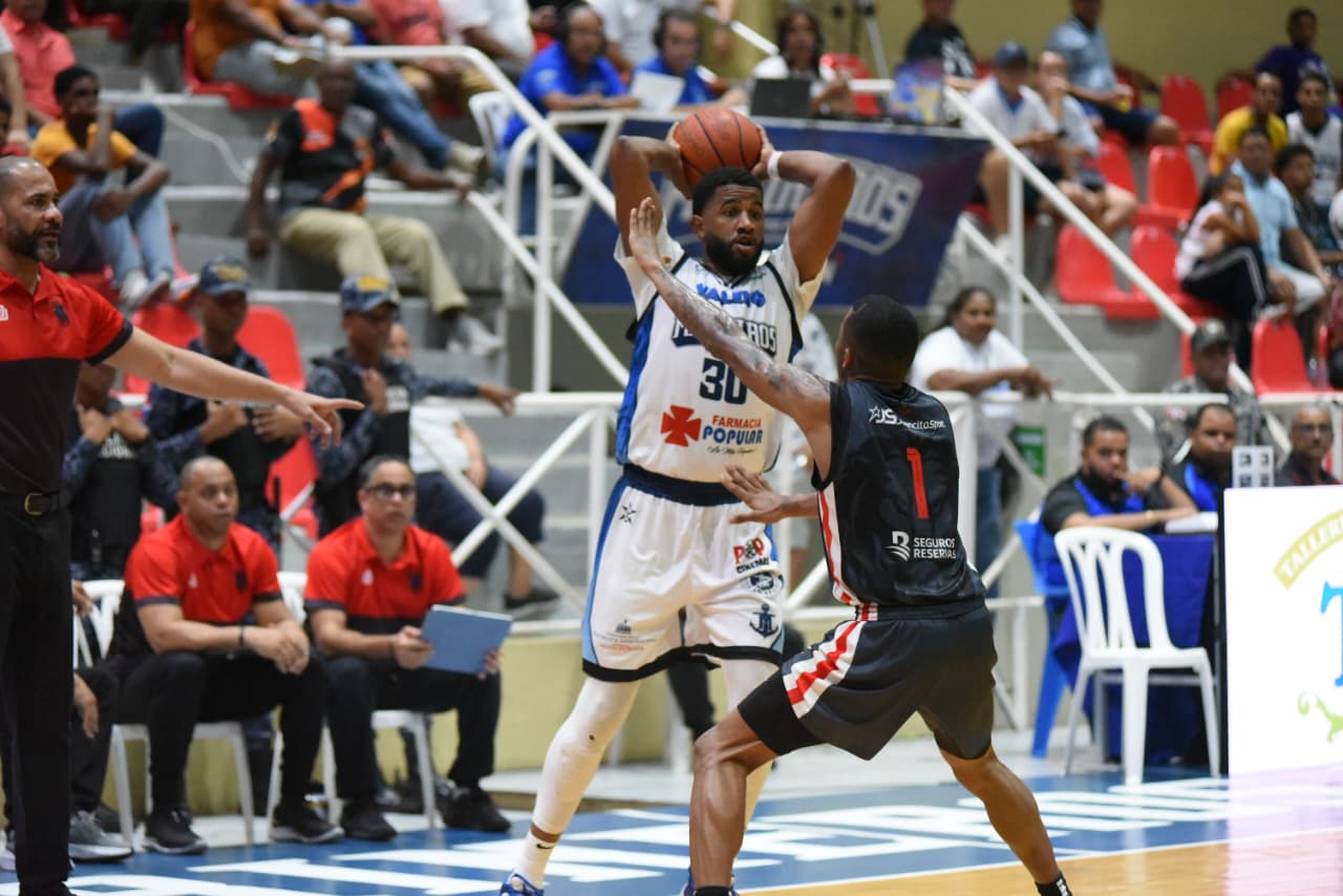 Marineros dominaron con facilidad a Leones