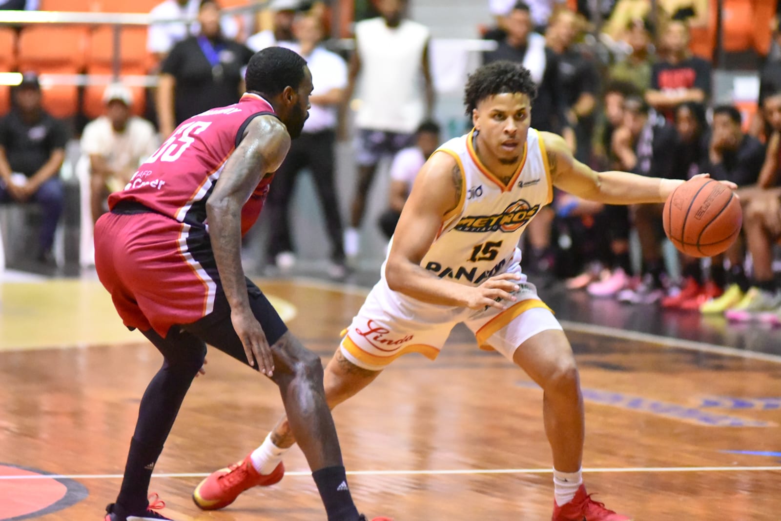 Metros vencen a Indios y se colocan a un triunfo de la final