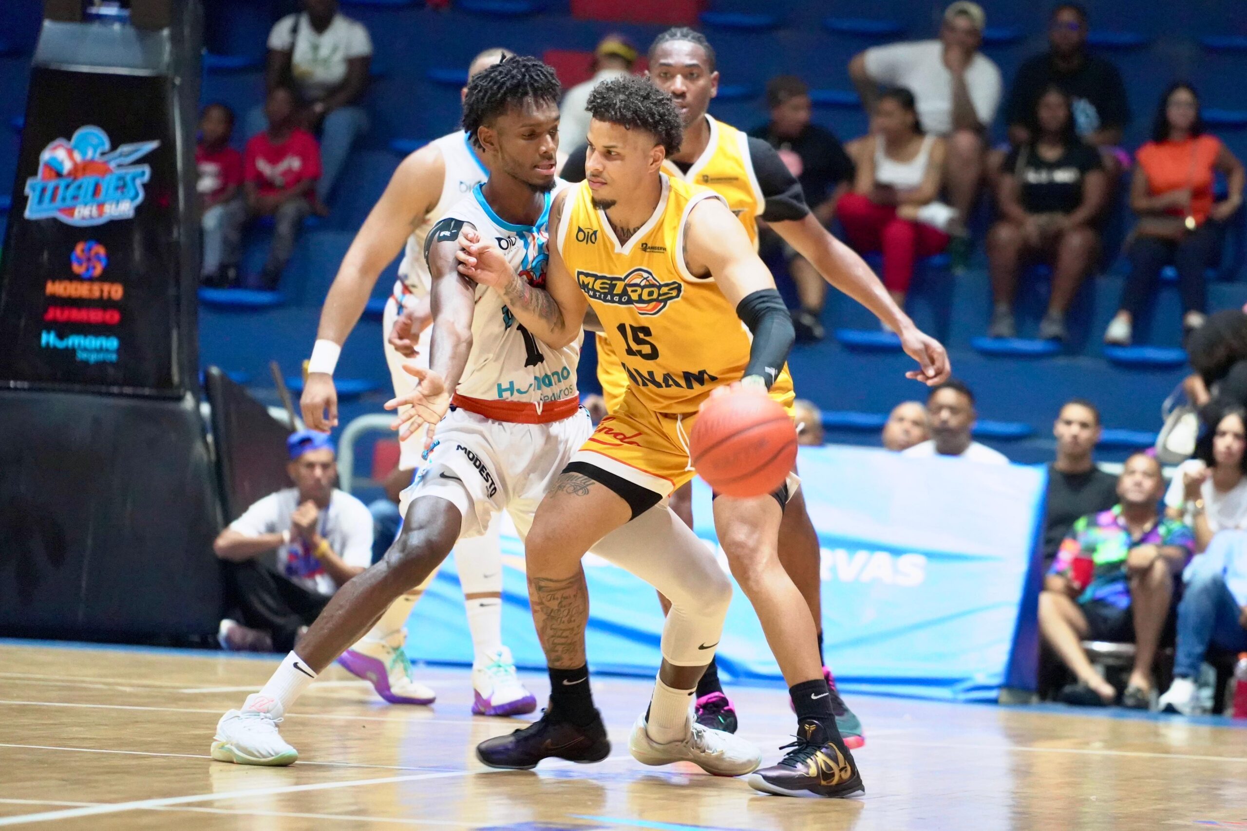 Triples de Omar Silverio detiene clasificación de Titanes
