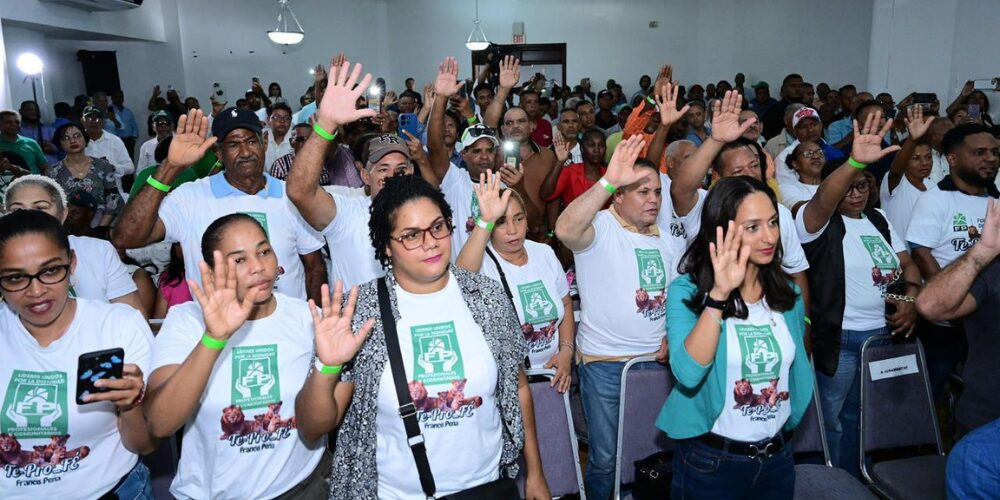 Omar Fernández inspira juramentados en la Fuerza del Pueblo durante acto en Bonao