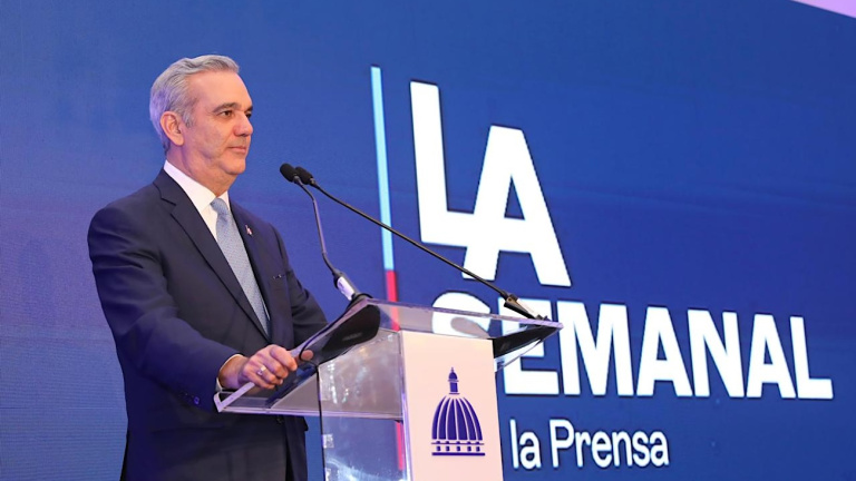 Abinader niega crisis financiera en SENASA y acusa a la oposición de generar alarma