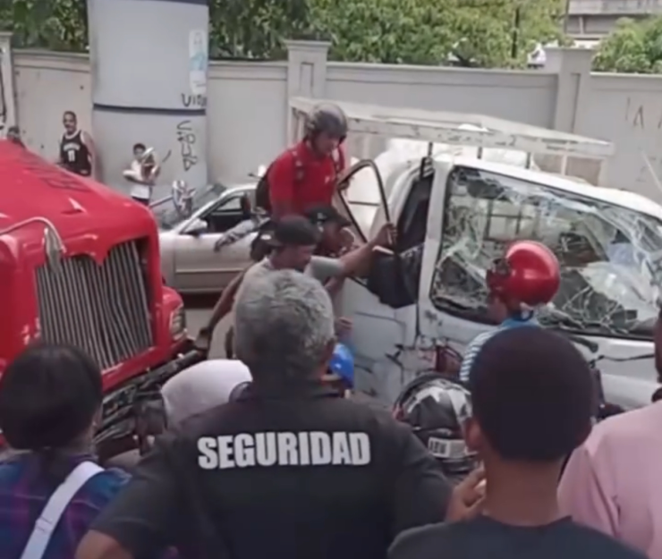 Accidente en la 27 de Febrero próximo a la Duarte deja heridos