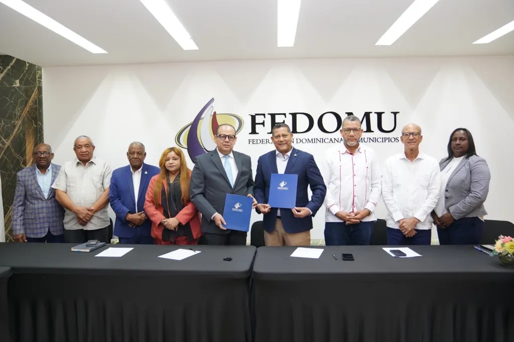 Fedomu y Colegio de Abogados firman acuerdo para capacitar a juristas municipales