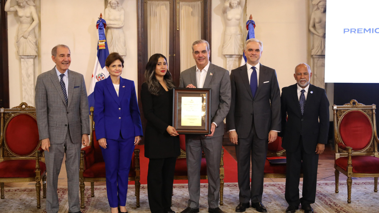Presidente reconoce a tres profesores con el Premio a la Excelencia Magisterial