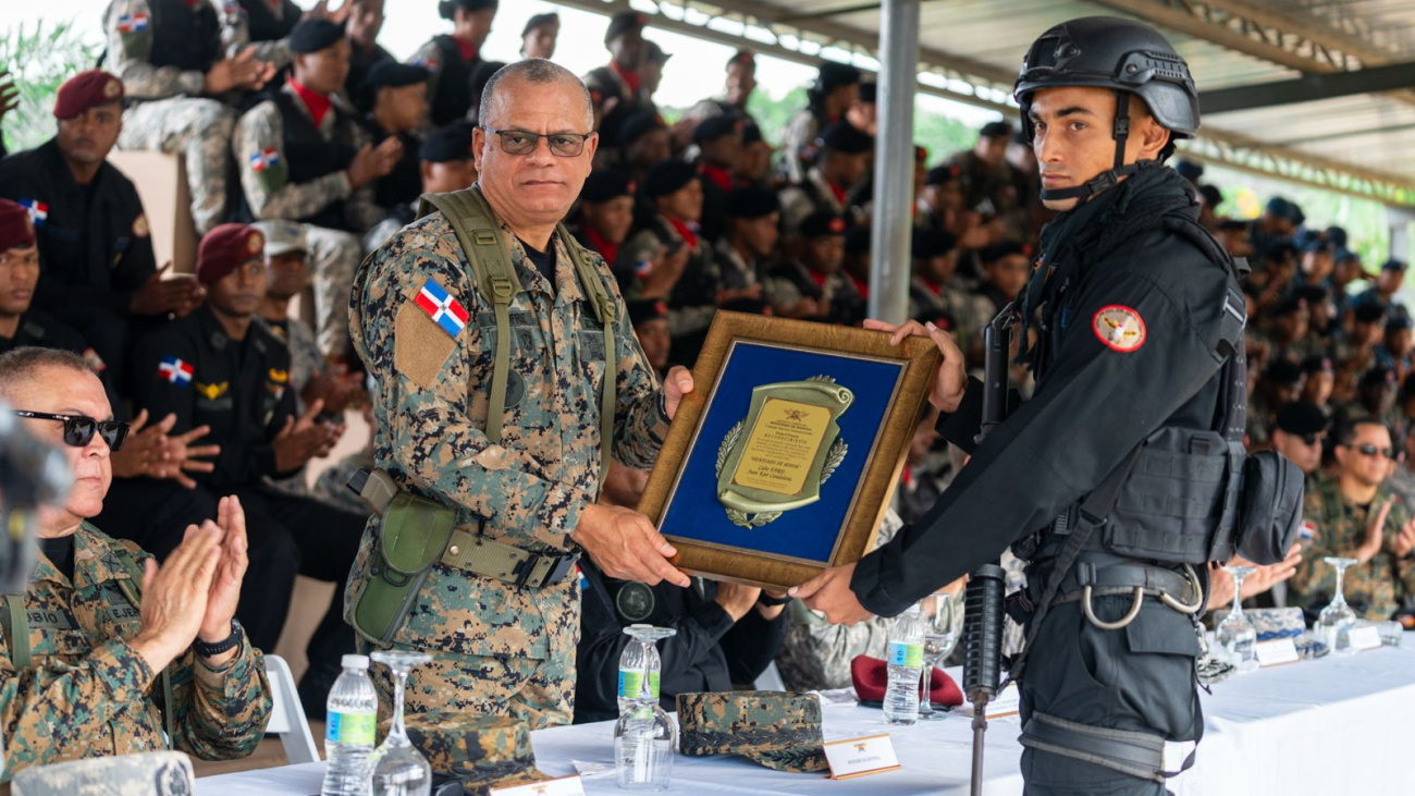 Fuerzas Armadas refuerzan capacidades tácticas con la graduación del Curso Avanzado de Contraterrorismo y Manejo de Crisis