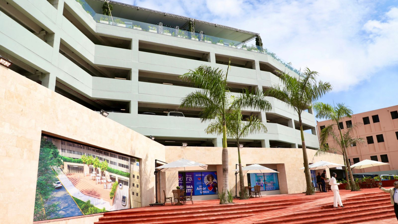 Presidente Abinader inaugura parqueo Plaza Zona Colonial, infraestructura moderna